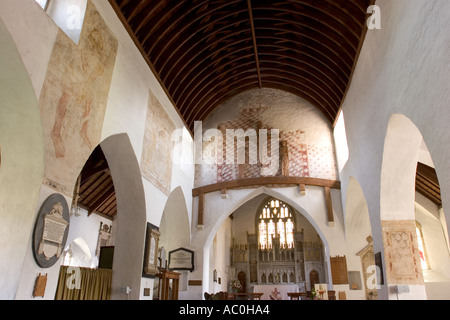 Wales Glamorgan Llantwit Major St. Illtyds Kirche Osten Kirchenraum mit antiken Wandmalerei und Stein Retabel Stockfoto