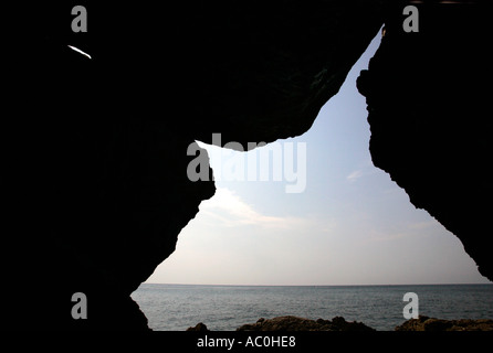 Das Meer und den Himmel aus einer Höhle Palermo Stockfoto