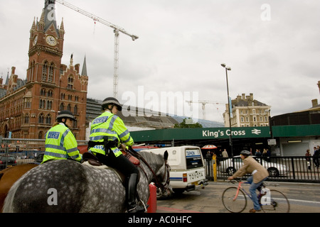 Polizei außerhalb Kings cross Bahnhof London Stockfoto