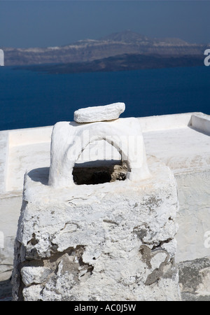 Weiß getünchte Schornstein mit Rock Detail in Manolas, Thirassia, Santorini, Griechenland Stockfoto