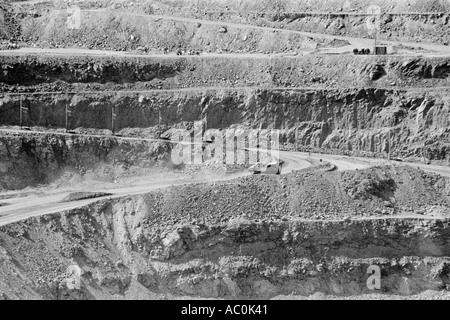 Haultruck auf klettern aus Grube Rössing Uranium mine Arandis Namibia dieser Straße ist der größte Tagebau-Grube in der Welt Stockfoto