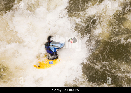 Eine Draufsicht auf ein Kajakfahrer in ein Loch auf dem Ocoee River Surfen Stockfoto