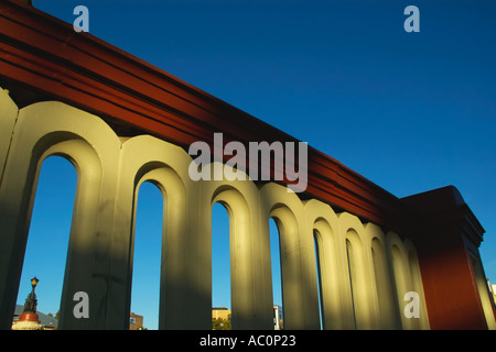 Australien Perth Nähe des Westbahnhofs 19. Jahrhundert Stil Wand mit dekorativen Bögen in warmen Nachmittagssonne Stockfoto