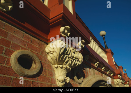 Australien Perth Nähe des Westbahnhofs 19. Jahrhundert Stil Wand mit dekorativen Bögen in warmen Nachmittagssonne Stockfoto