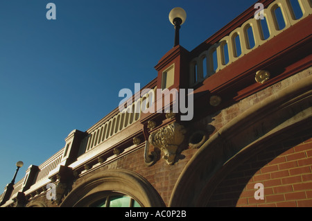 Australien Perth Nähe des Westbahnhofs 19. Jahrhundert Stil Wand mit dekorativen Bögen in warmen Nachmittagssonne Stockfoto
