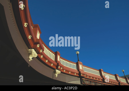 Australien Perth Nähe des Westbahnhofs 19. Jahrhundert Stil Wand mit dekorativen Bögen in warmen Nachmittagssonne Stockfoto