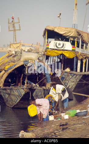 Waschen an den Ufern des Flusses Niger, Mopti, MALI Stockfoto