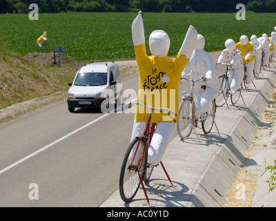 Die Franzosen feiern bei der Tour de France durch ihre Stadt geht, und Dekorationen Sie Wochen im Voraus finden Stockfoto