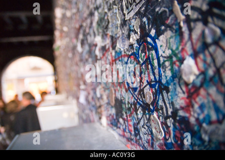 Romeo und Julia Museum, wo die Liebhaber sollen dort gelebt haben, ist viele Graffitis an den Wänden der Liebe Menschen haben Stockfoto