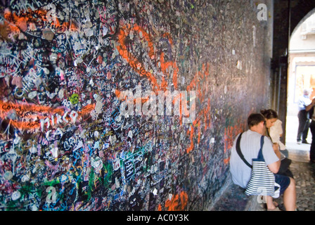 Romeo und Julia Museum, wo die Liebhaber sollen dort gelebt haben, ist viele Graffitis an den Wänden der Liebe Menschen haben Stockfoto