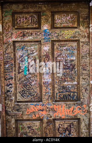 Romeo und Julia Museum, wo die Liebhaber sollen dort gelebt haben, ist viel Graffiti an der Tür Stockfoto