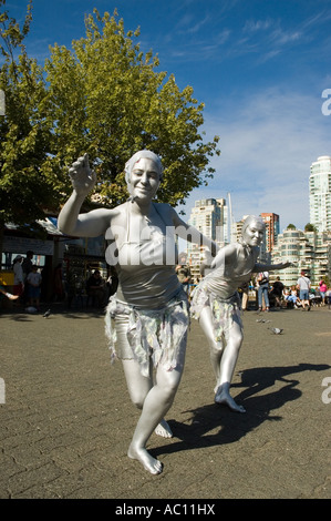 Die Silber-Schwimmer Straßenkünstler unterhalten auf Granville Island Vancouver British Columbia Kanada Stockfoto