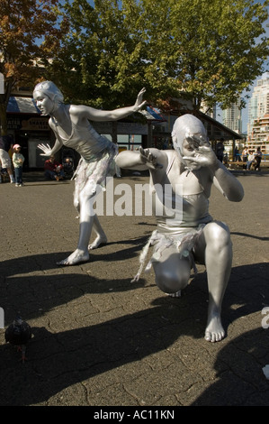 Die Silber-Schwimmer Straßenkünstler unterhalten auf Granville Island Vancouver British Columbia Kanada Stockfoto