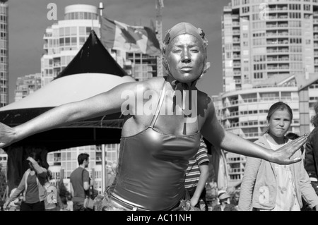 Die Silber-Schwimmer Straßenkünstler unterhalten auf Granville Island Vancouver British Columbia Kanada Stockfoto