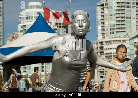 Die Silber-Schwimmer Straßenkünstler unterhalten auf Granville Island Vancouver British Columbia Kanada Stockfoto