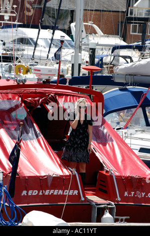 Frau stand auf der Rückseite des roten Power Boot Motoryacht bei Cowes Isle Of Wight England uk Stockfoto
