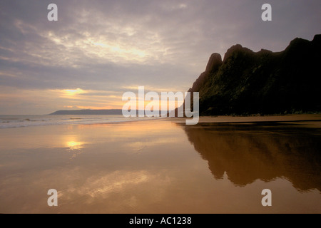 Sonnenuntergang am Strand von drei Klippen Bucht Oxwich in der Nähe von Swansea Gower Halbinsel South Wales GB Großbritannien UK Stockfoto