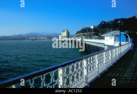 Llandudno Meer genommen vom Pier und zeigt das Grand Hotel Llandudno Wales Großbritannien Vereinigtes Königreich UK GB Europe Stockfoto