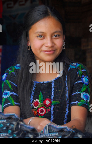 Junge einheimische Frau, Santiago de Atitlan, Lake Atitlan, Guatemala, Mittelamerika Stockfoto