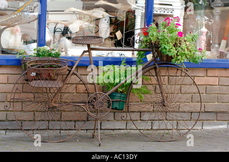 rostigen alten Fahrrad für die Darstellung von Blumen außerhalb Designer Habidashery Shops in Cowes Hautpstraße Isle Of Wight England uk Stockfoto