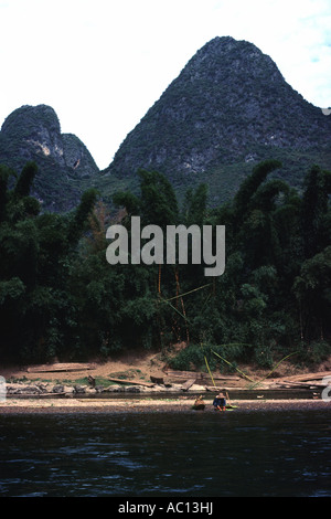 Person Waschen von Gemüse im Fluss Lijiang in der Nähe von Guilin, China Stockfoto