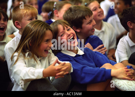 KINDER BEI MANOR GRUNDSCHULE WOLVERHAMPTON UK FREUEN SICH ÜBER DIE CADBURYS PANTOMINE ROADSHOW Stockfoto