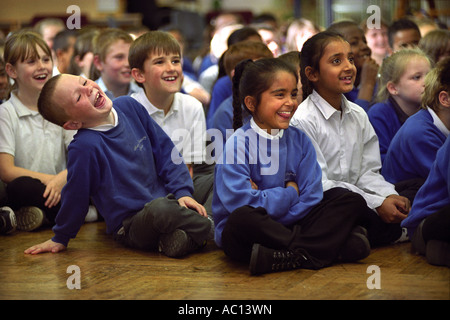 KINDER BEI MANOR GRUNDSCHULE WOLVERHAMPTON UK FREUEN SICH ÜBER DIE CADBURYS PANTOMINE ROADSHOW Stockfoto