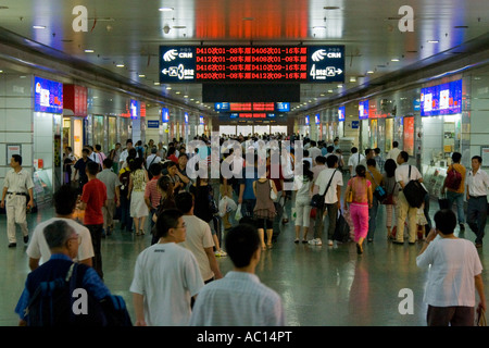Chinesischen Massen im Bahnhof Shanghai Shanghai China Stockfoto