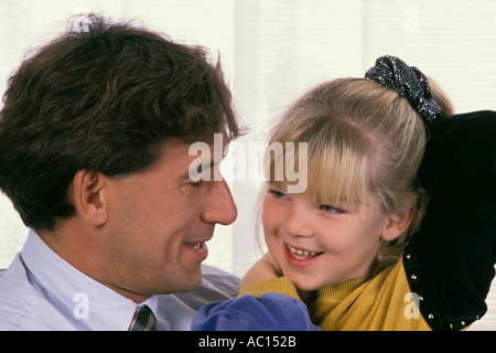 Porträt des Europäischen kaukasischen Vater und seine blonde Tochter lächelnd zu einander Stockfoto