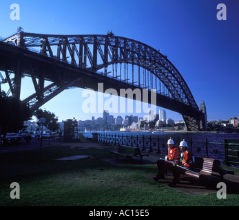 Sydney Harbour Bridge. Zwei traditionell gekleideten Soldaten vor Sydney Harbour Bridge in New South Wales Australien Stockfoto