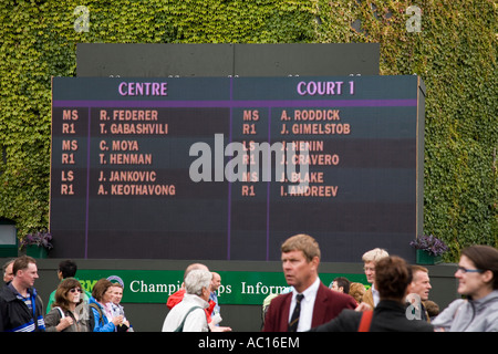 Auftrag des Spiels Centre Court und die Nummer 1 Gericht über die Eröffnung Tag Wimbledon Tennis Championship. UK Stockfoto