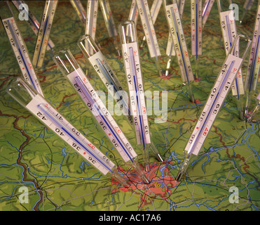 Hitzewelle über Deutschland. Fieberthermometer Glas stecken in einer deutschen Karte gemacht Stockfoto