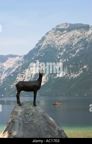 Sämischleder Bildhauerei am Lake Bohinji Triglav Nationalpark Slowenien Stockfoto