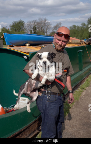 Justo und seinem Hund und Narrowboat auf dem Kanal in Willington Stockfoto