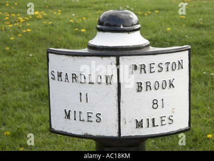 Mile Post auf dem Kanal in Willington Stockfoto