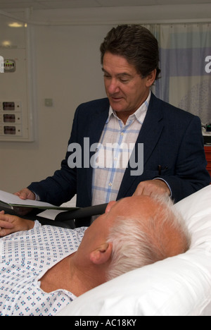 Patienten werden unter der Aufsicht von GP im Aufwachraum nach der Operation in einer Tagesklinik in Cobham Surrey Stockfoto