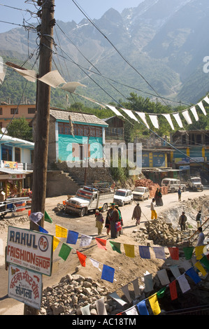 Indien Himachal Pradesh Kinnaur Baspa Tal Sangla Straßenszene in der Hauptort Straße Ansicht aus der Ferne mit Menschen Walkingin th Stockfoto