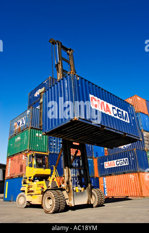 Schifffahrt / A Stapler stapelt einen Container in einem Versand Depot im "Hafen von Melbourne" Victoria Australien. Stockfoto