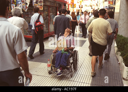 Wirtschaftskrise 2000s Buenos Aires Argentinien Südamerika Armut Behinderter Bettler auf der Straße vorbeifahrende Menschen. 2002 2000s HOMER SYKES Stockfoto