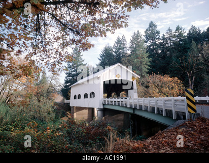 Rochester Covered Bridge Brücke ein 80 Fuß lange über den Calapooya River in der Nähe von Sutherlin in Oregon Stockfoto