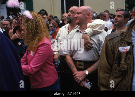 Gay Festival Manchester Pride Festival 1990er Jahre Großbritannien. Zwei große Männer, die als "Bären" in überfüllten Straßen bekannt sind, beobachten die Parade. LGBT, LGBTQ, 1990er, 90er, 1999. Stockfoto