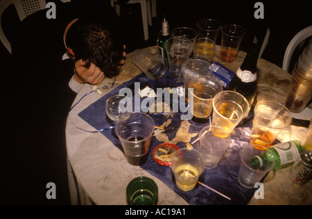 Rauschtrinken und mit einer schwarzen Krawatte formellen Partei Gloucestershire England betrunken. 1980 s UK HOMER SYKES Stockfoto