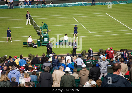 Intervall im Spiel während Carlos Moya Tim Henman Spiels am Centre Court Wimbledon Tennis Championship UK Stockfoto