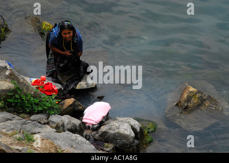 Indigene Frau Wäsche in der Santiago de Atitlan See Lake Atitlan, Guatemala, Mittelamerika Stockfoto