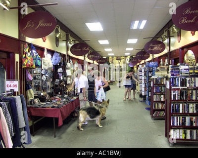 Touristen auf der Suche nach einem Schnäppchen in der alten Arcade. Stockfoto