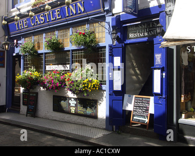 Die Blume geschmückt Castle Inn Pub in St Ives. Stockfoto