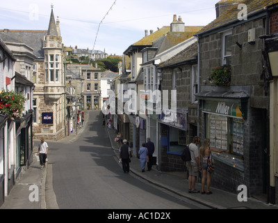 Die Ansicht Tregenna bergab in Richtung der High Street, St Ives. Stockfoto