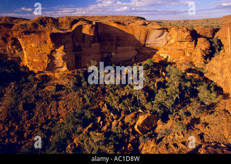 Steilen Sandsteinfelsen an Spitze des Canyon, (Kings Canyon) Watarrka National Park, Northern Territory, Australien, Horizontal, Stockfoto