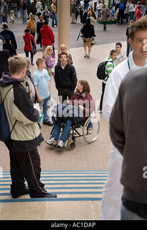 Frau im Rollstuhl, mit ihrer Familie und nicht in der Lage, die Treppen im Wimbledon Tennis Championship UK Stockfoto