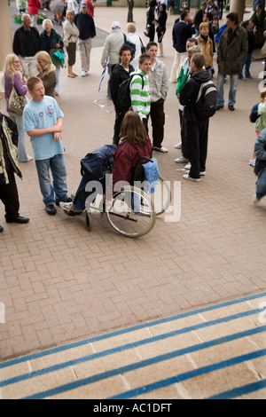 Frau im Rollstuhl, mit ihrer Familie und nicht in der Lage, die Treppen im Wimbledon Tennis Championship UK Stockfoto